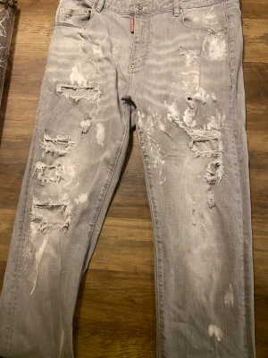 Äkta Grå  jeans från Dsquared2 - Äkta Dsquared2 jeans gråa har används bara 3 gånger jätte fina säljer för att köpte nya med samma färg men olika detaljer.