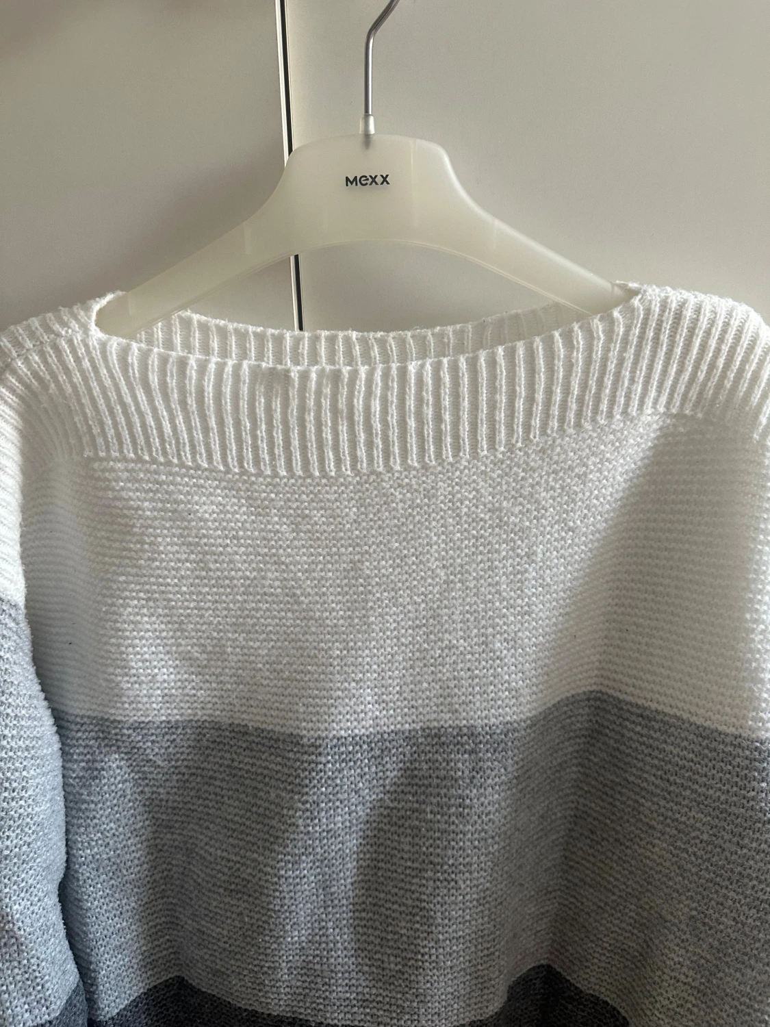 Randig stickad tröja i grå toner - 2