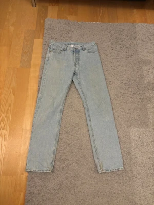 Ljusblå weekday jeans  - Säljer ett par ljusblå weekday jeans med raka ben.  Väldigt bra skick förutom en liten fläck längst ner på jeansen. 