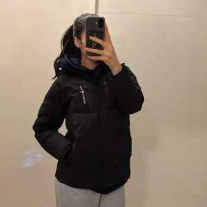 Svart jacka från sail racing (pris kan diskuteras) - En svart sail racing jacka som är varm och bekväm. Jackan är i jätte bra skick som knappt använts. Den har två stora fickor som får plats med mycket, perfekt för vintern. I storlek 140