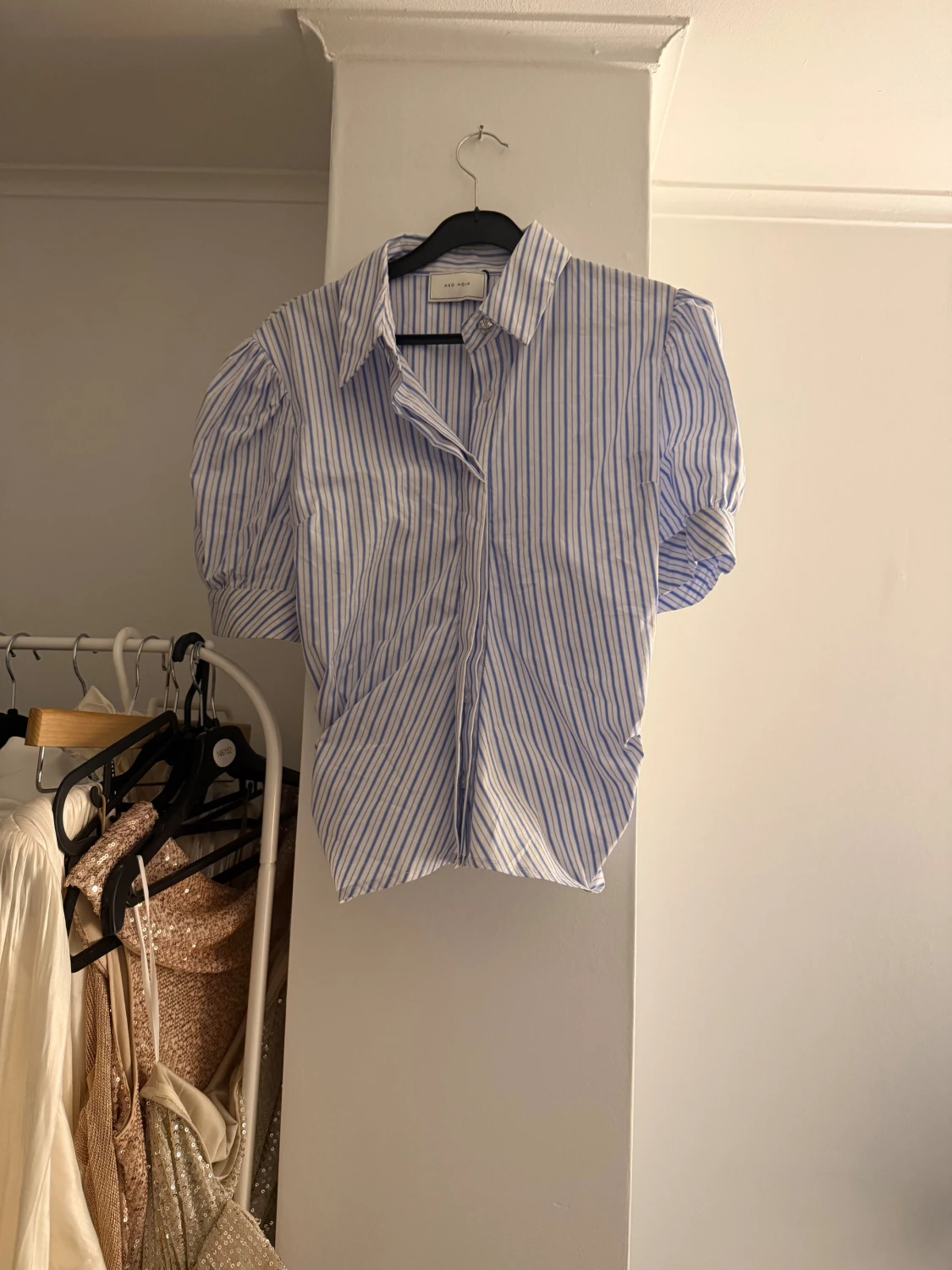 Blårandig skjorta från Neo Noir