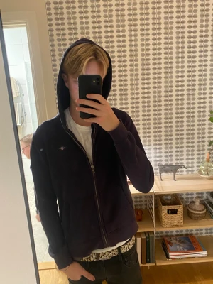 Ganr hoodie - Hej! Säljer dennaGant hoodien storlek 170 (motsvarar S) modellen är 180 och sitter lite tajt . Den är använd och i mycket bra skick, 7/10. Nypris var 1500, mitt pris 199kr. Hör gärna av dig vid minsta fråga eller om du vill ha fler bilder! 🙌 