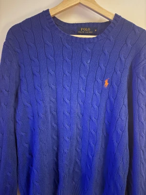 Polo Ralph lauren Tröja - Stickad raffe tröja säljes!. Hyfsat stilren om ni frågar mig förutom en liten fläck vid bröstet. Perfekt nu till vintern och en bekväm tröja med andra ord👍
