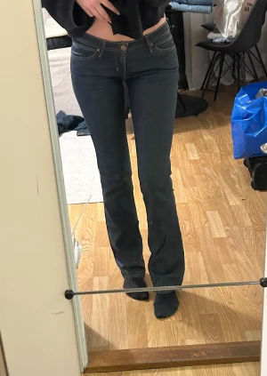 Low waist bootcut jeans - Jättefina mörkblå bootcut jeans med low waist. Superfint skick. Passar stl. 34-36. Är 174cm. 