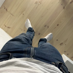 Nudie jeans - Nudie jeans i storlek 29/32, jag är 180 och sitter bra på mig, Lean Dean och färgen troubled sea, skriv vid frågor!