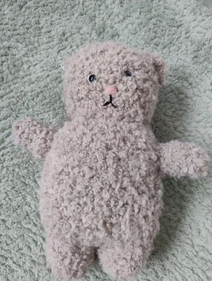 Handgjord virkad teddybjörn  - Säljer en supersöt handgjord teddybjörn som är virkad av mig. Den är ganska stor och virkad i ett fluffigt garn, vilket gör den mjuk och gosig. 