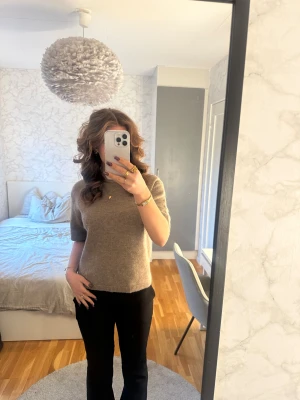 Begie stickad T-shirt💘 - En beige stickad T-shirt från Ginatricot i storlek S✌🏻🎀🥰säljer pågrund av att jag inte får användning av den💋