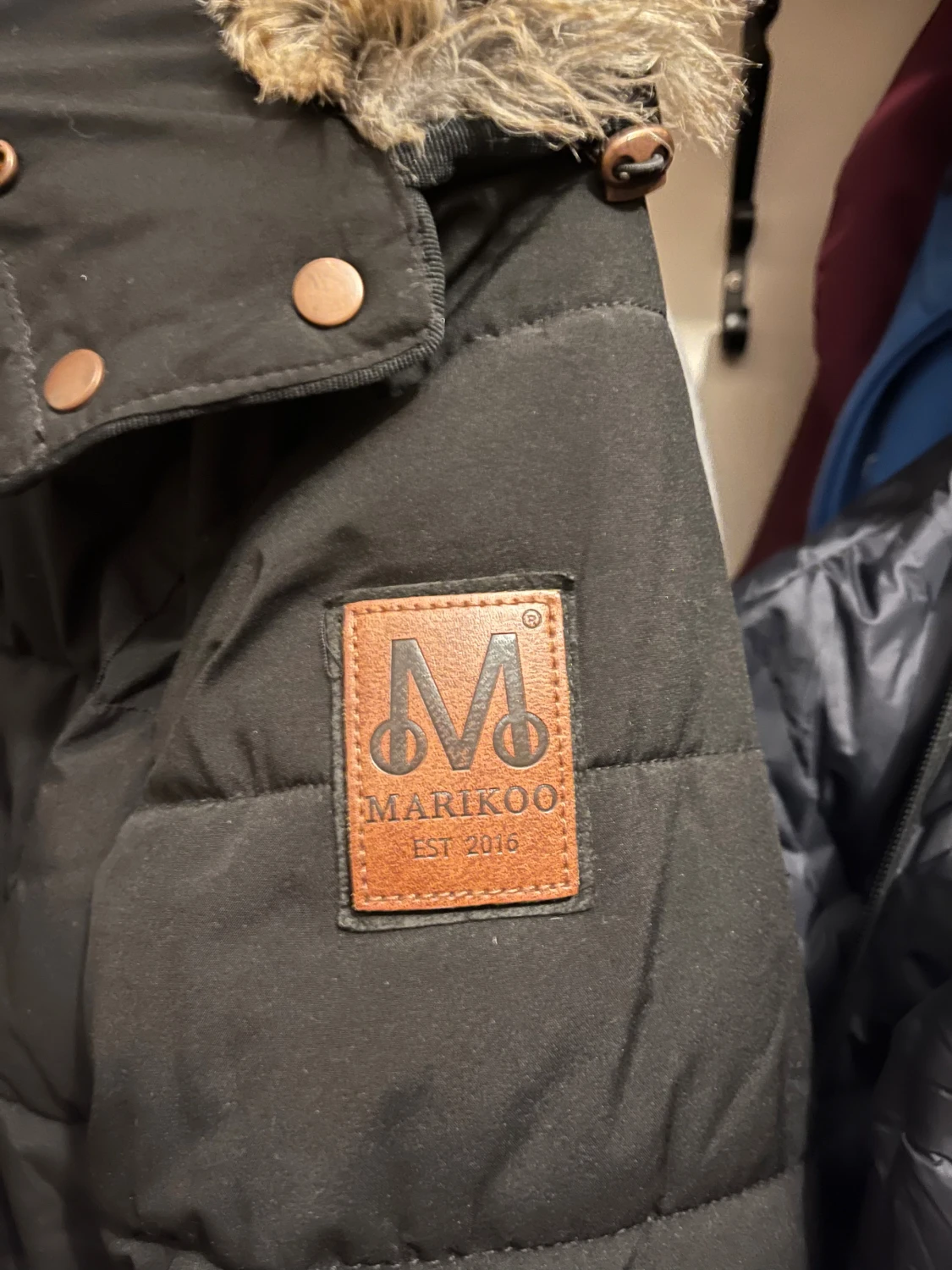 Svart vinterjacka med fuskpäls från Marikoo - 5