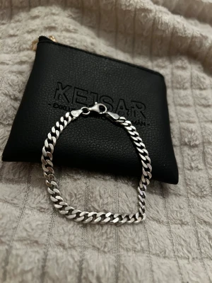 Pansarlänk armband 4mm i 925 silver Kejsar - Stilrent pansarlänk armband från Kejsar i 925 silver. Armbandet är 4mm brett och har en klassisk karbinhake. Snyggt och tidlöst smycke som passar perfekt till din vardagsstil. Levereras i svart Kejsar-fodral.