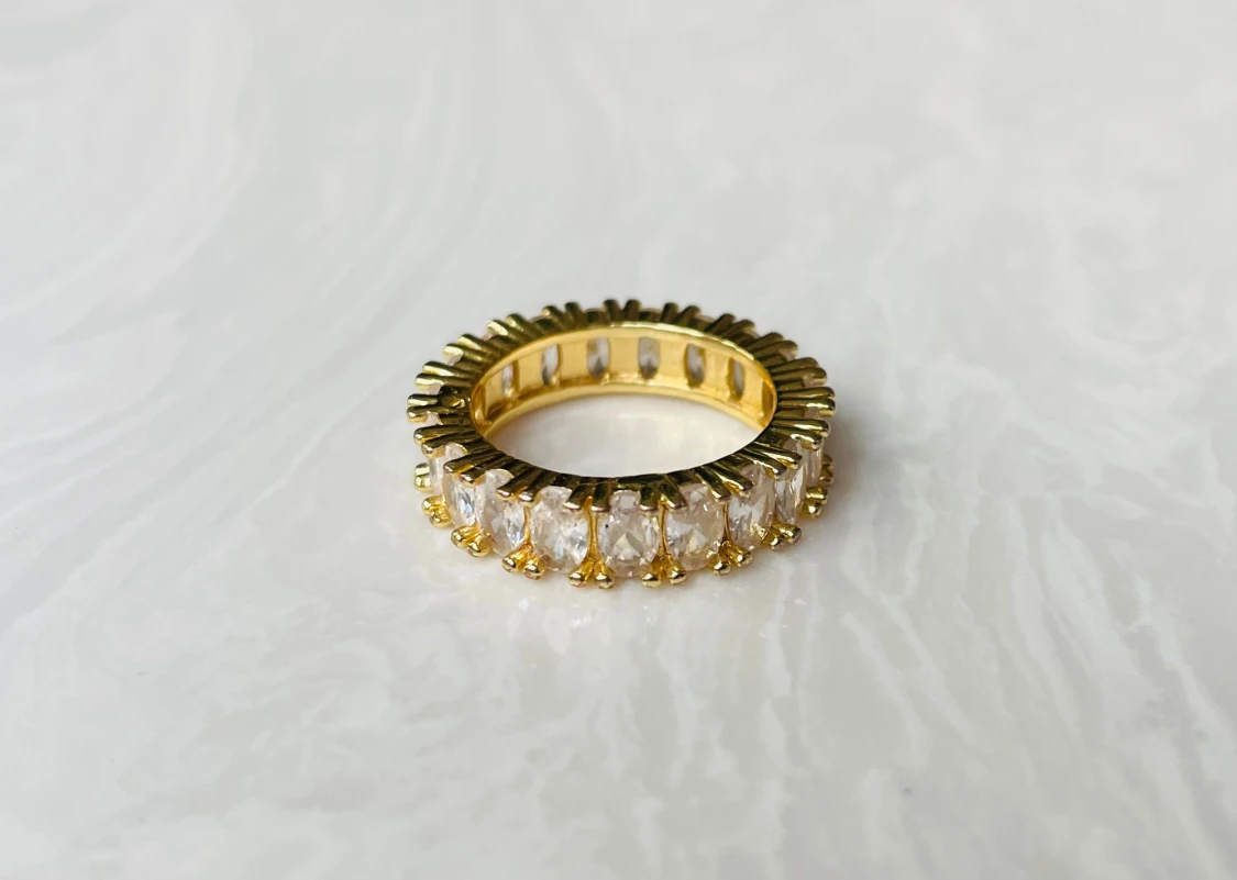 Guldfärgad ring med klara stenar - 3