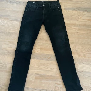 Replay Anbass - Säljer nu dessa mörkblå Replay Anbass i storlek 30/32 Skick: 10/10 Nypris=1500kr Vårt pris=499kr   Hör gärna av er vid minsta fundering!   ”Kan gå ner i pris vid snabb affär”