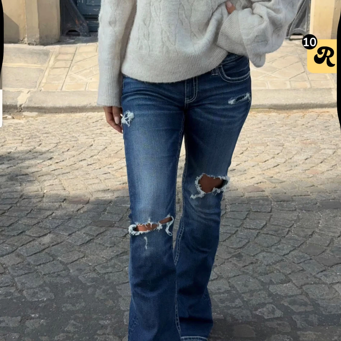 Blå bootcut jeans med slitningar