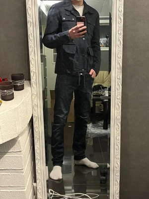 J.lindberg field jacket - J.lindberg field jacket -Storlek M - Enda som drar ner på skicket är att det saknas en knapp på insidan av en ficka längst ner men inget som syns utifrån😊 - 699kr✅