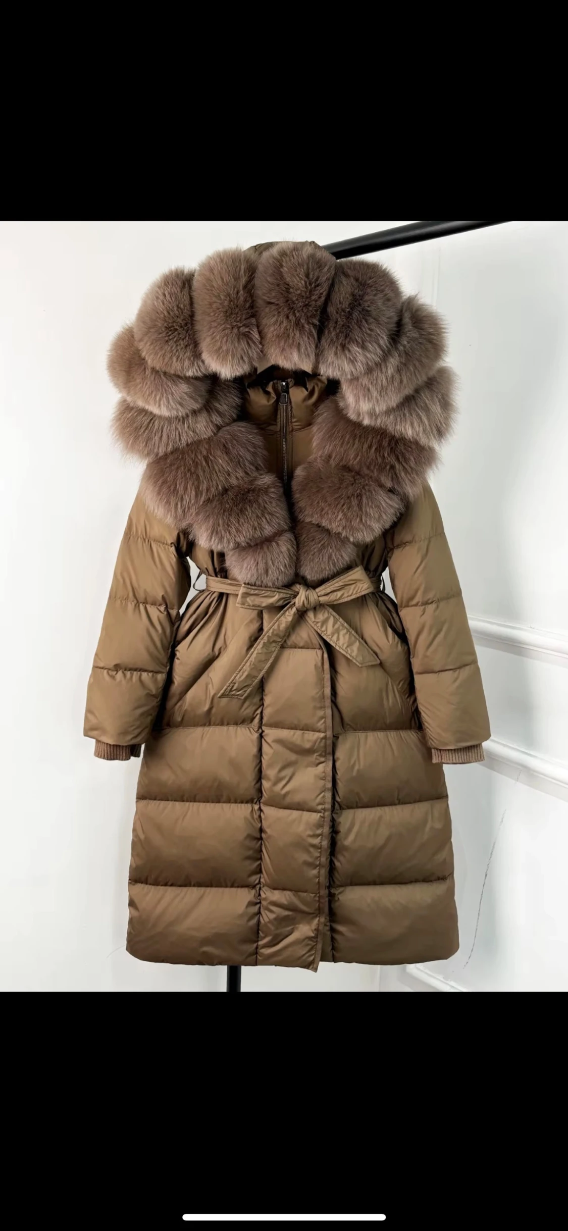 Brun lång pufferjacka med päls