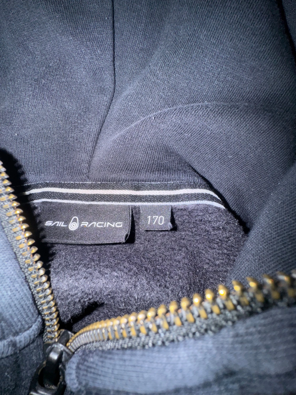 Svart hoodie från Sail Racing med dragkedja