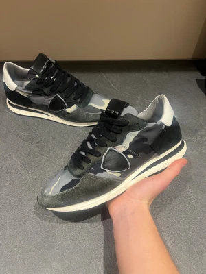 Philippe Model trainers - Ett par riktigt snygga och unika philippe model trainers i camo färg. Mycket bra skick. Inga defekter. Skick 8/10. Storlek 41 men stora i storlek. Sitter som 41,42.