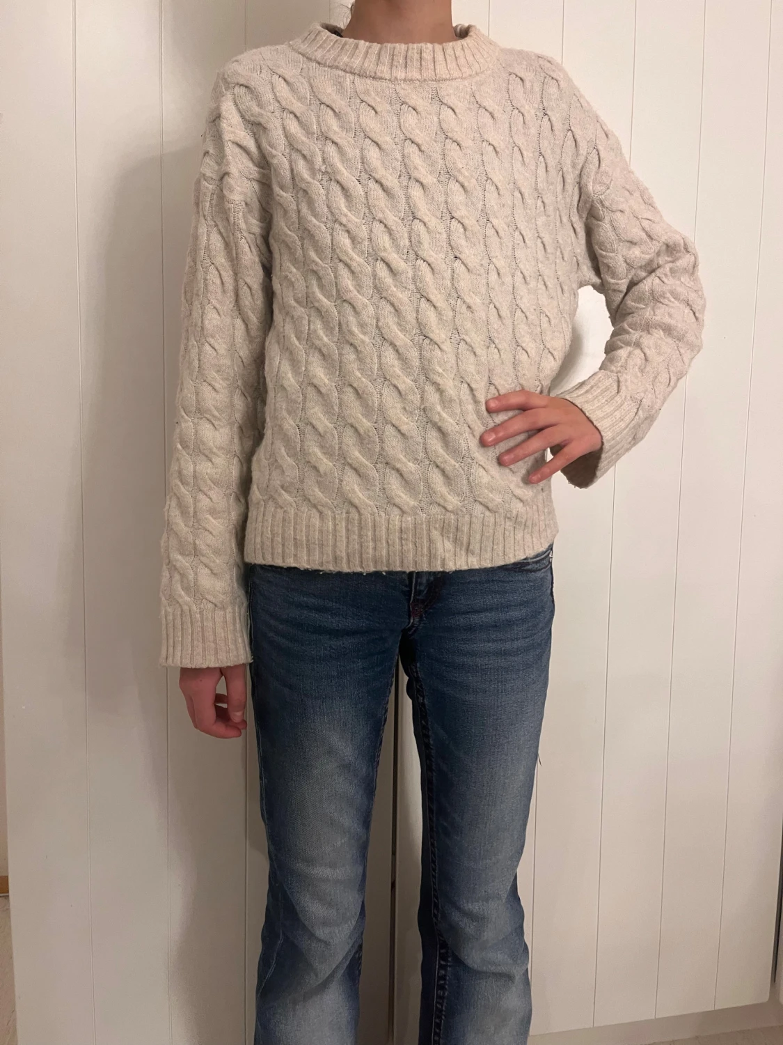 Beige kabelstickad tröja