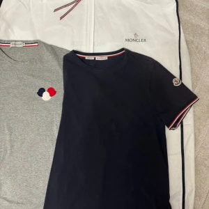 2 Moncler t-shirts, grå & marinblå - Gråa är i väldigt bra skick och säljs för 500 Svarta är i dåligt skick och säljs för 500  Båda är storlek M