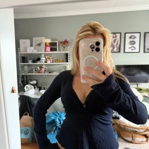 Nelly topp - Ass snygg topp som passar till allt! Andvänder knappt så därför säljer jag. Är i L men passar mig som är i S