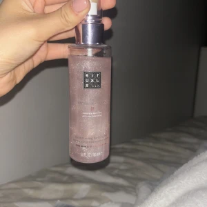 Rituals Ritual of Sakura Shimmer Mist - Shimmering body mist från Rituals i serien Ritual of Sakura. Jättefin body spray med skimmer. Oanvänd, köparen står för frakten☺️.