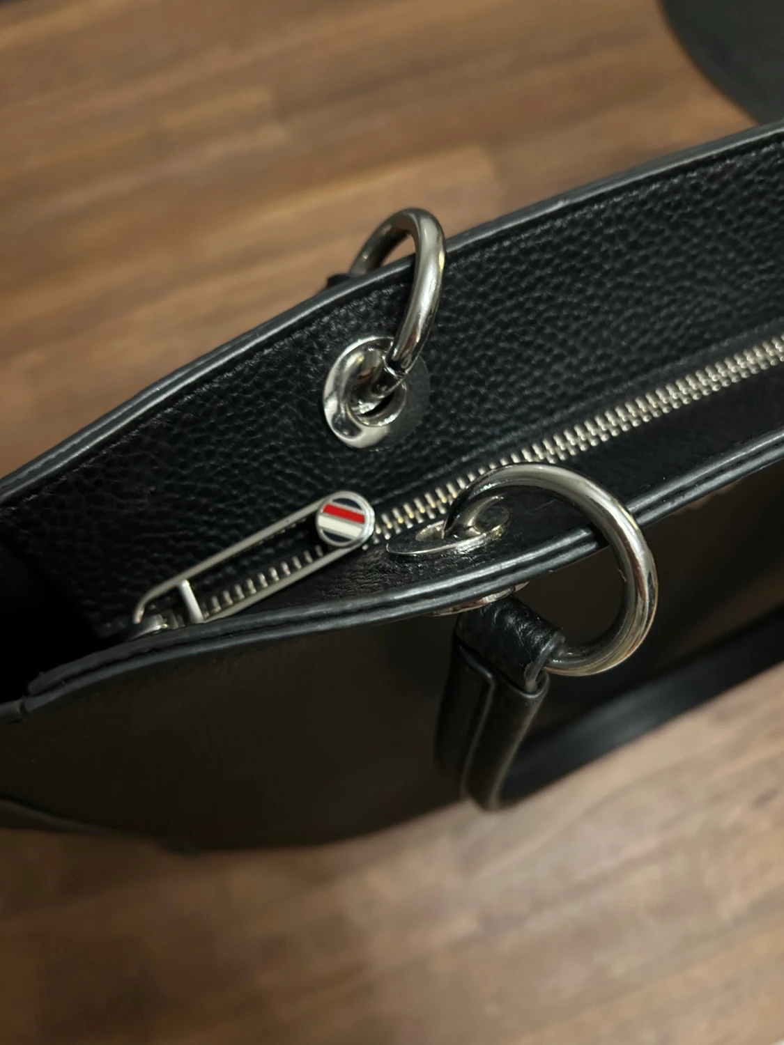 Svart handväska från Tommy Hilfiger - 2