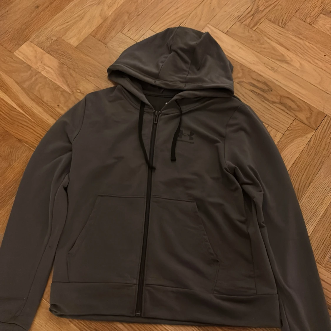 Grå hoodie från Under Armour XS