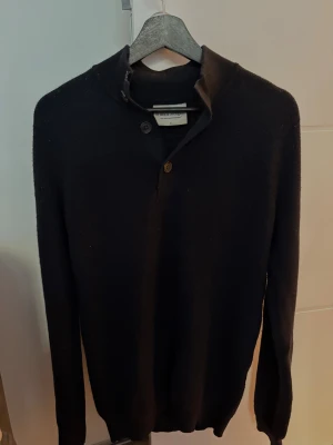 Stickad tröja  - Säljer nu min svarta stickad tröja från Bruun & Stengade, perfekt nu till vintern eller sena kvällar. Hör av dig om du har några funderingar!