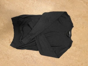 Mörkgrå tröja Dressmann - Snygg mörkgrå v-ringad tröja från Dressmann i storlek S. Tröjan är tillverkad i mjuk bomull och har långärmad design med klassisk passform. Perfekt för dig som gillar stilrena och enkla plagg med en chill vibe.