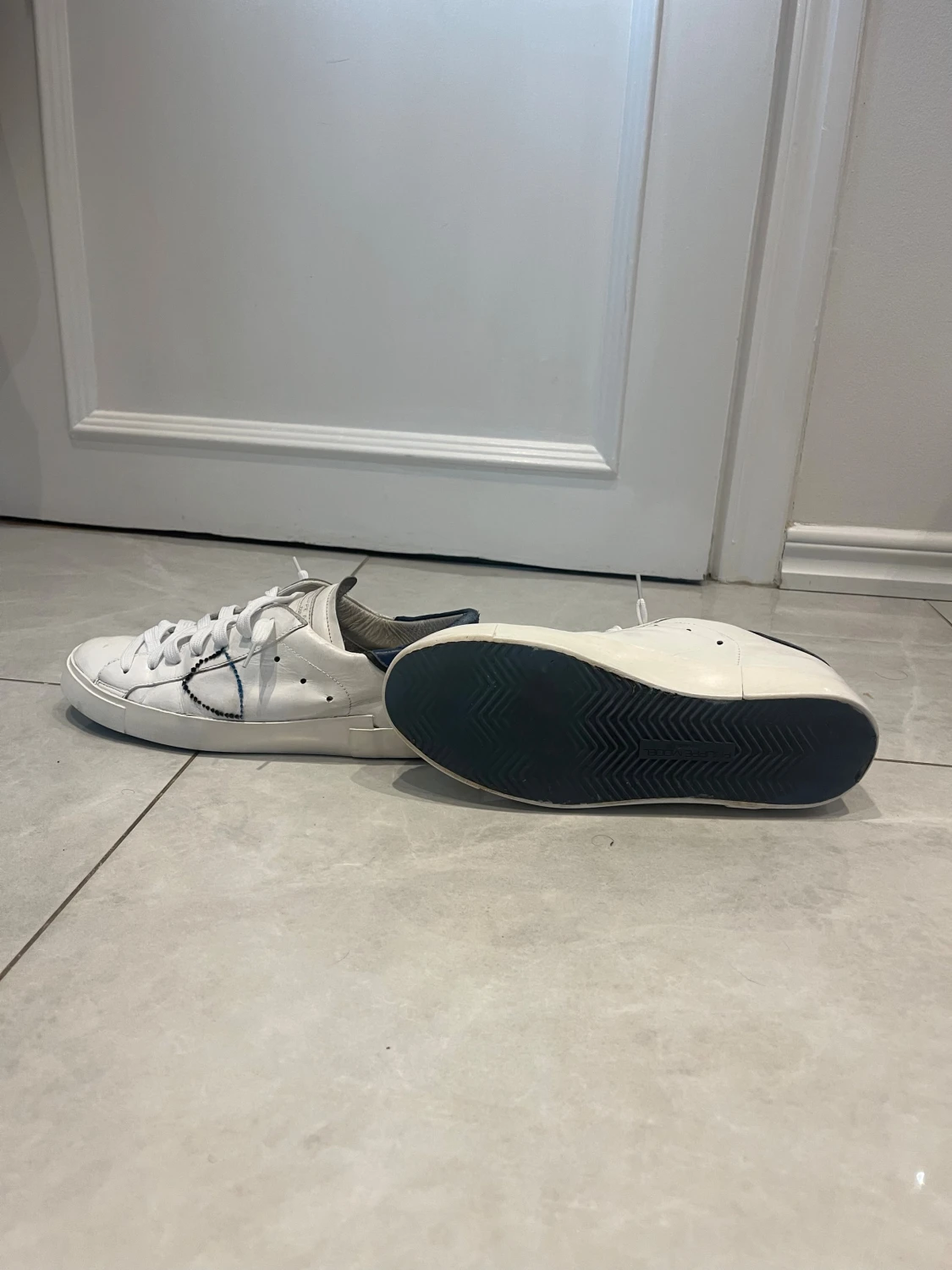 Philippe Model vita sneakers med blå detalj - 2