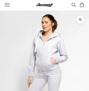 Russemerch hoodie - Russemerch zip up ljusgrå, bra skick i storlek M 💛Nypris 750kr 