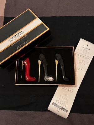 Good Girl parfymset 3x30ml - Limited edition parfymset med tre ikoniska high heel-flaskor. Varje flaska innehåller 30ml Eau de Parfum. Perfekt för dig som vill sticka ut och ha något unikt i samlingen. Snygg presentförpackning med lyxig känsla.