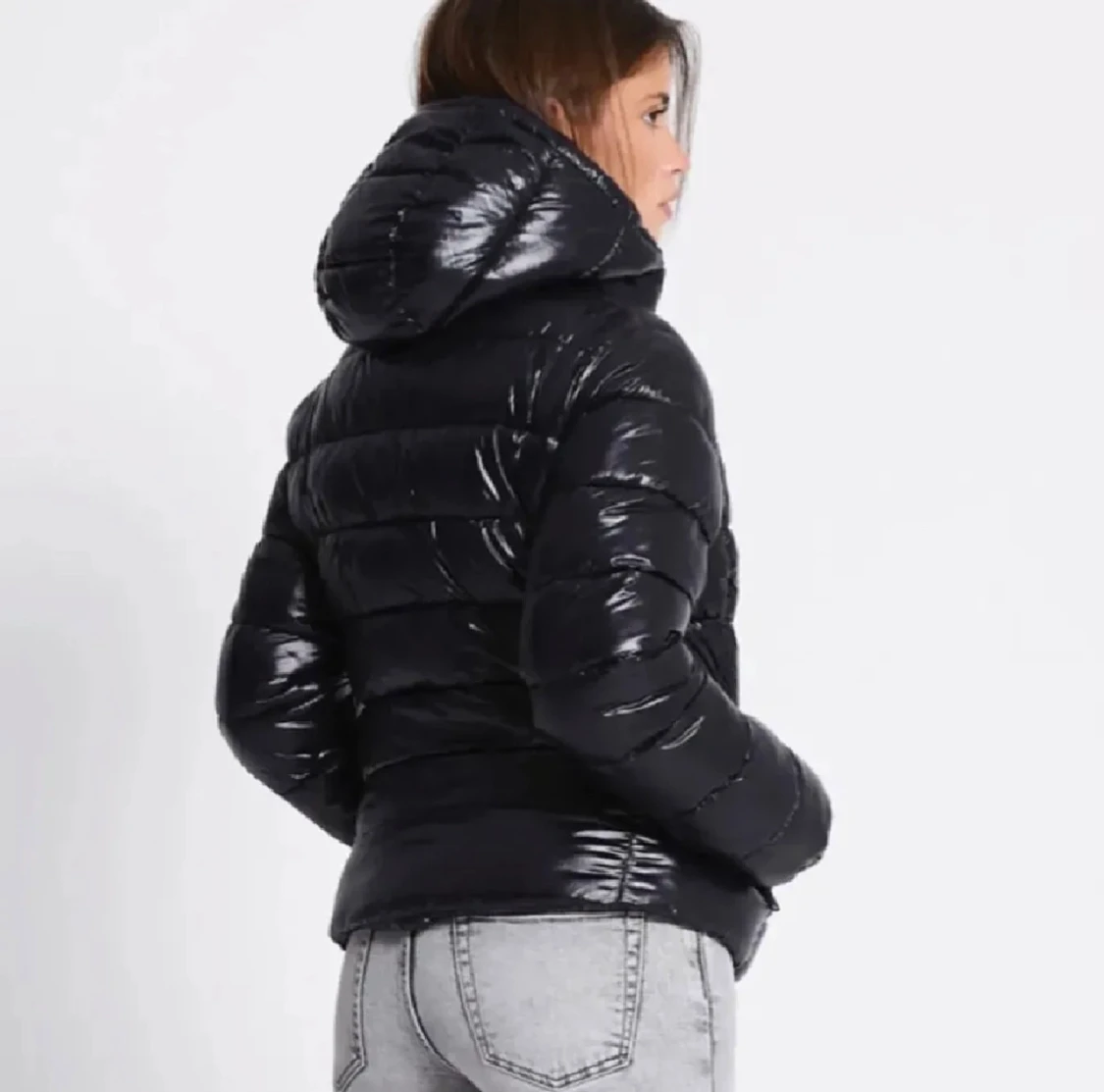 Svart glansig pufferjacka med huva - 1