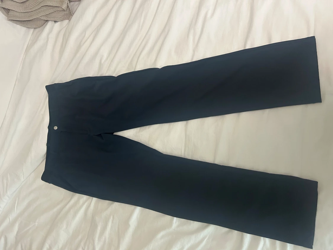 Mörkblå kostymbyxor från Abacus