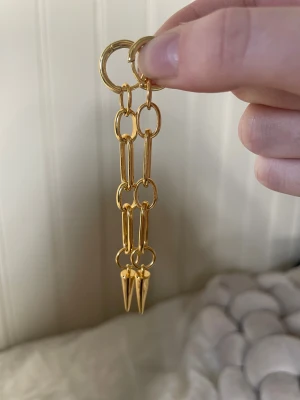 Superfina guldiga kedjeörhängen från Alvaz Essentials! - Säljer ett par statement örhängen i guldig nickelfri metall(rostfritt). Örhängena passa perfekt om du vill ge din outfit det lilla extra! Örhängena har använts, men det finns inga tydliga tecken på användning.