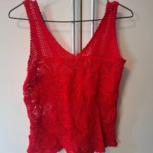 Virkad topp med blommönster - Gullig virkad topp. Köpt secondhand, troligen hemmavirkad. Använd fåtal gånger. S-M. 