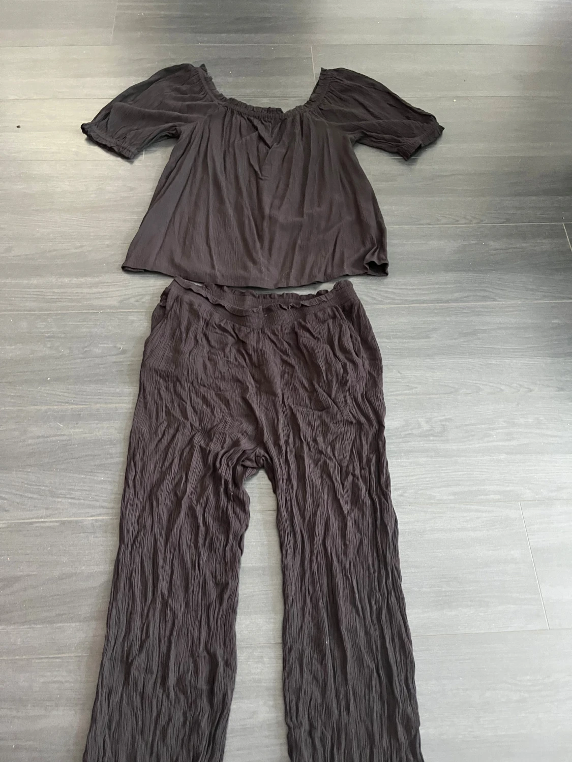 Svarta linnebyxor i crinkle-look, strl M