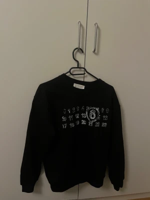 MM6 Maison Margiela Sweater - Riktig skön tröja som är i M men kan också passa i S, använder den knappt några gånger