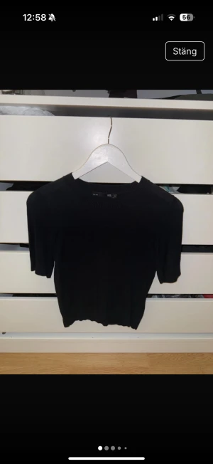 Stickad tshirt - Tunn stickad tshirt från lager 157 i storlek xs! Använd en gång