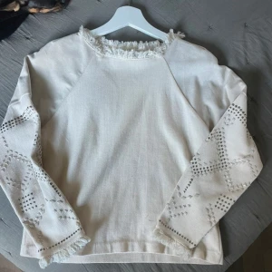 Vit tröja med fransar från Zara - Säljer en vit långärmad tröja från Zara med snygga fransdetaljer vid halsringningen och ärmsluten. Ärmarna har coola metall-paljetter. Axlarna är i en mocka typ medans resten av tröjan är stickad. Hör av dig vid fler funderingar eller bud! Obs! På lappen står det M men jag tycker tröjan är mer som en XS/S. 