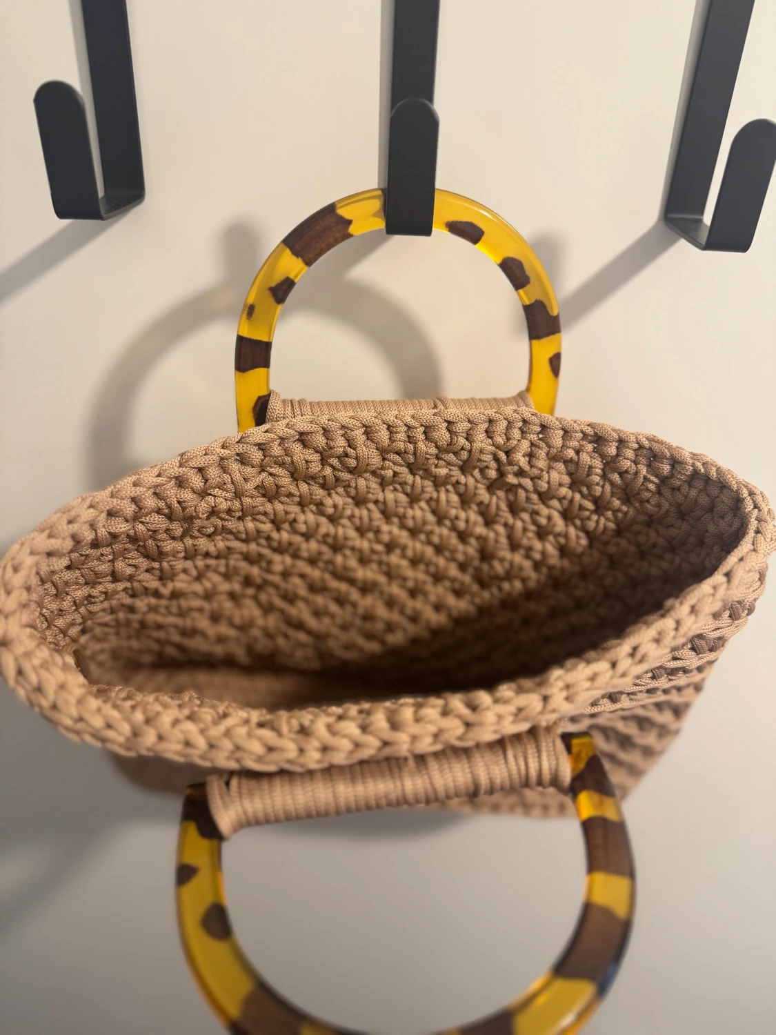 Beige handväska med leopardhandtag - 4