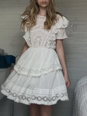 Love Lolita klänning - Jättefin vit klänning från Love Lolita som är perfekt inför studenten. Inga fläckar eller skador, använd väldigt fåtal gånger. 