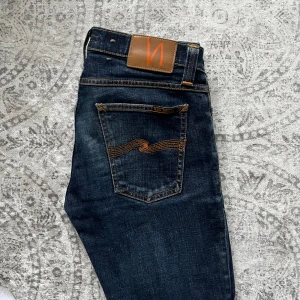 Nudie jeans slim - Säljer dessa fräscha nudie jeans som har noll defekter och helt som nya.          Storlek 28/32, sällsynt modell: tube Kelly. Nypris 1600