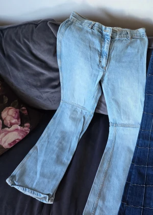 Ljusblå bootcut jeans från Dothes - Säljer ett par ljusblå jeans från Dothes i storlek 36. Jeansen har bootcut-modell med markerad söm vid knäna och klassisk femficksdesign. Använd enstaka gång, inga skavanker eller fel.