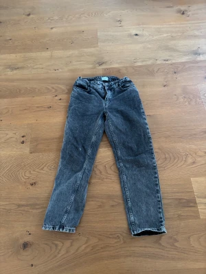 Grunt jeans, dark grey stl 25 - Fina jeans i modell street loose och färg dark grey