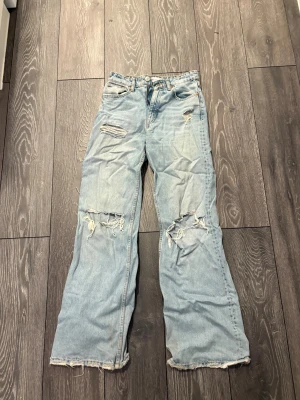 Jeans med slitna detaljer  - Jeans från Zara med slitna detaljer, breddade i modellen. 