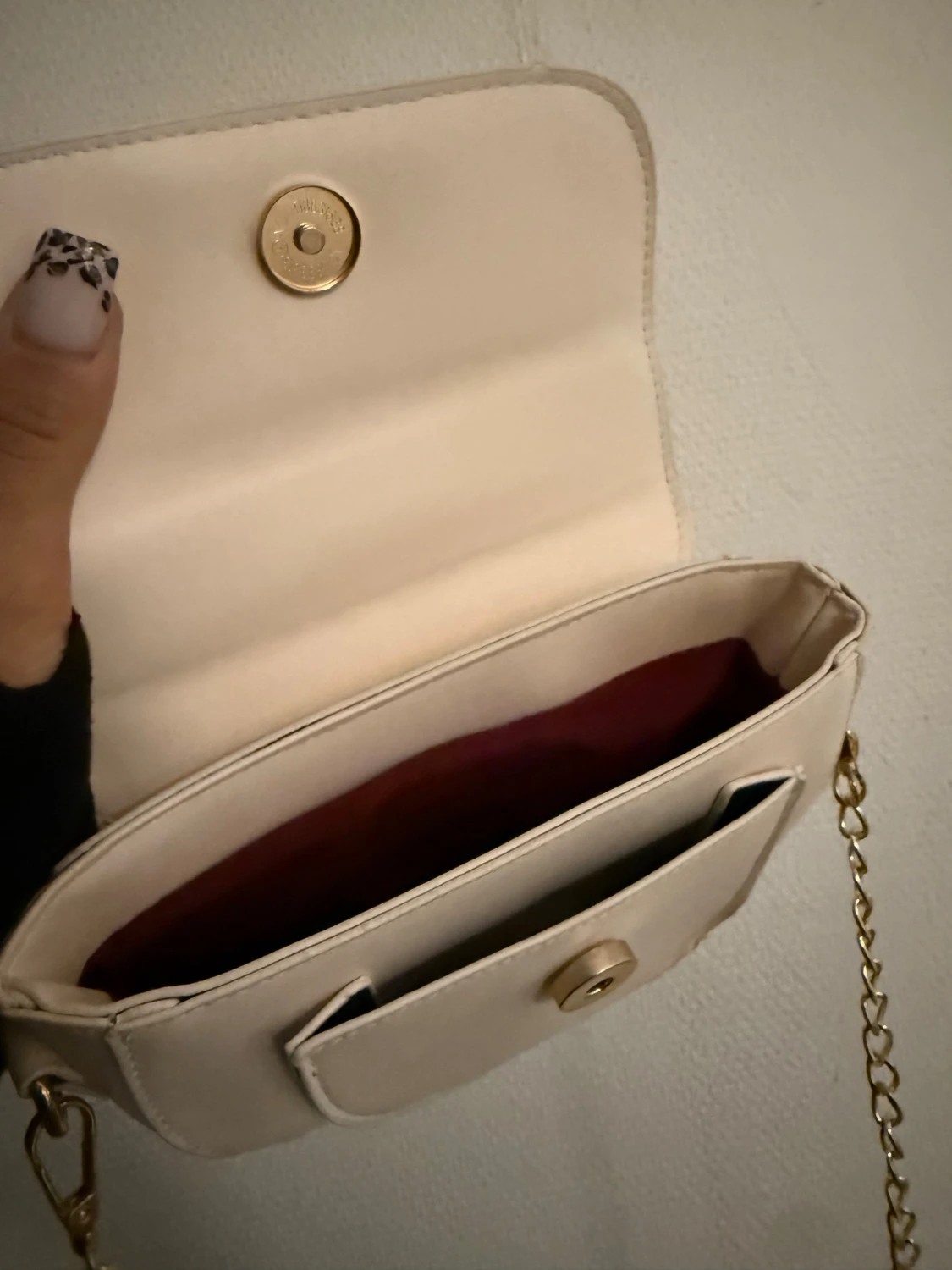 Beige axelväska med guldkedja - 1