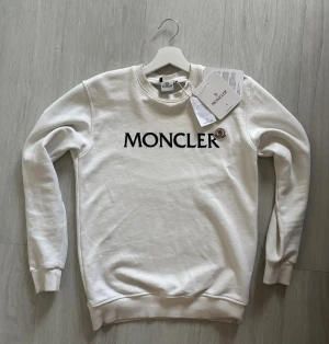 Moncler tröja  - Tröjan är Oanvänd och står i garderoben utan någon nytta.  Skriv vid funderingar :)