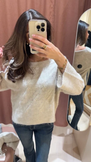 stickad tröja - offshoulder stickad trekvarts ish tröja, svin söt från gina. Aldrig använd, endast testad❣️Från gina young i storlek 134/140, passar mig super bra som i vanligafall har storlek XS.  ALLA BILDER ÄR MINA EGNA