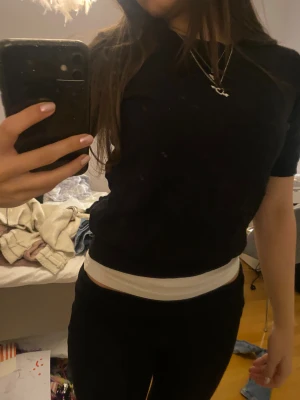 Svart kortärmad tröja - En svart kortärmad tröja från Zara. Basic men går att styla med mycket 💕