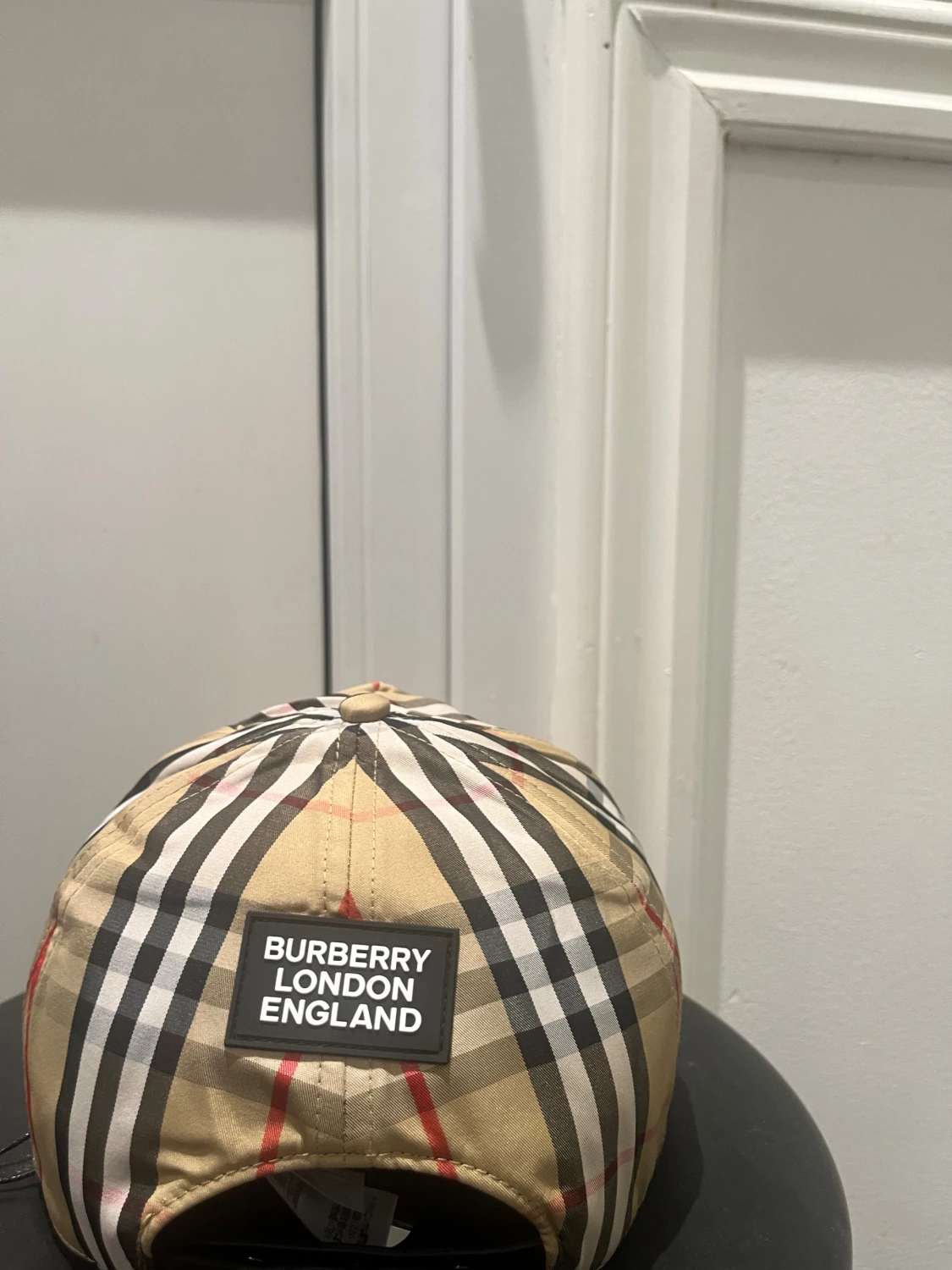 Rutig keps i beige och svart - 1